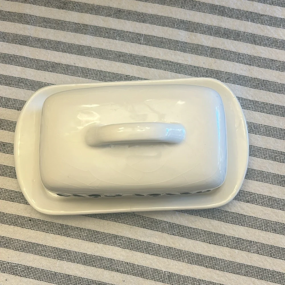 White Ceramic butter Dish (words FARM FRESH)